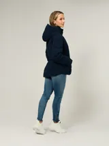 Campera acolchada de corte entallado en color azul marino, con cuello alto, capucha ajustable con cordones y cierre frontal de cremallera. Presenta bolsillos laterales con cierre y diseño de costuras en forma de V.