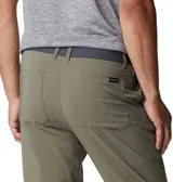 Pantalón de trekking Columbia modelo Tech Trail II Pant Trail, color verde militar, con diseño recto y elástico parcial en la cintura.