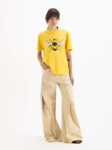 Remera violeta de jersey de algodón pima, con cuello redondo, mangas cortas y estampa frontal de abeja.
