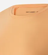 Remera deportiva de manga corta y cuello redondo, confeccionada en tejido técnico de poliamida y elastano. Presenta un diseño liso con costuras laterales y un detalle de recorte en la espalda, ideal para actividades físicas por su ligereza y capacidad de secado rápido.