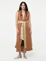 Chaleco largo color marrón con solapas, sin mangas y con cinturón de cuerina color dorado.