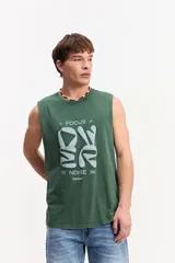 Musculosa oversize verde con efecto lavado desgastado, de corte amplio y sin mangas, con estampa frontal en relieve y texto decorativo.