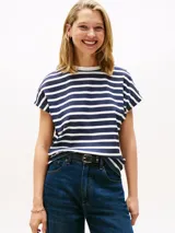 Remera de algodón con diseño de rayas horizontales en azul marino y blanco. Presenta cuello redondo a contraste, mangas tipo kimono y detalle de botones dorados en el hombro.