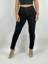 Pantalón chupín negro de tiro alto.