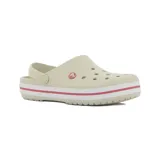 Zuecos Crocs modelo Crocband color beige, con perforaciones superiores para ventilación, tira trasera rebatible, banda blanca en la mediasuela con línea rosada y logo circular en el lateral.