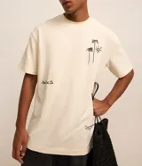 Remera relaxed de algodón y poliéster color negro, con cuello redondo, manga corta y estampa bordada de cocoteros y sol.