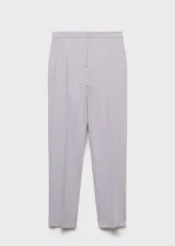 Pantalon de vestir de corte recto y tiro medio, con trabillas en la cintura, bolsillos laterales y bolsillos de ribete en la parte posterior.
