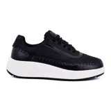 Championes negros de Korium, con cordones y suela blanca con diseño acanalado.