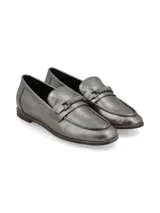 Mocasín de cuero color plomo con detalle de hebilla forrada en el empeine, suela baja de goma y diseño clásico.
