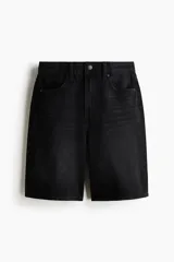 Bermudas de cinco bolsillos confeccionadas en denim de algodón rígido. Presentan un diseño de talle alto con cierre de cremallera y botón.