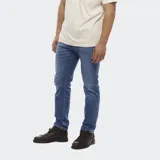 Pantalón de jean Wrangler modelo Texas Slim, color azul clásico, con corte ajustado en la pierna y diseño de cinco bolsillos.