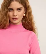 Blusa de manga larga confeccionada en viscosa sostenible, color azul marino, con cuello alto.