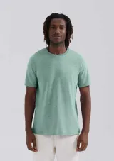 Camiseta básica de corte regular y cuello redondo, confeccionada en algodón de color azul oscuro.