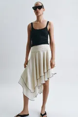 Musculosa de escote redondo y tirantes finos, confeccionada en tejido rib con ajuste entallado.
