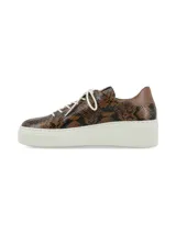 Championes de cuero con estampado animal print de serpiente en tonos marrones y negros, con suela plataforma blanca y cordones blancos.