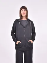 Hoodie con cierre frontal, color beige claro, con capucha y bolsillos canguro.