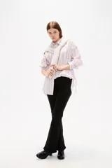 Camisa de viscosa con estampado de rayas verticales, cuello camisero, cierre frontal con botones y detalle de ajuste lateral con cordones.