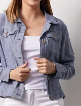 Camisa tipo campera de lino marca Dash, color blanco, con cierre frontal de botones, cuello camisero y bolsillos con solapa en el pecho.