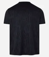 Remera deportiva de hombre con tecnología Dry, cuello redondo y mangas cortas. Presenta un diseño con estampa sutil tipo heat print y detalles de líneas en los hombros.
