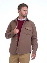 Sobrecamisa de paño color marrón, con cierre frontal de botones, cuello clásico y bolsillo frontal con solapa y botón.