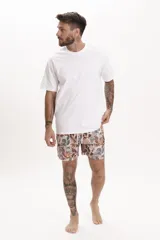 Short de baño con estampado floral en tonos rosados, marrones y grises, con cintura elástica y cordón ajustable blanco.