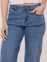 Jean de denim azul de tiro alto, corte wide leg con pierna ancha recta, con cinco bolsillos tradicionales, presillas para cinturón y cierre frontal con botón y cremallera.