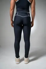 Calza deportiva larga negra con tiro alto y detalles de líneas blancas en los laterales.