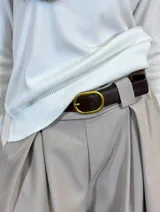 Pantalón de vestir color fango, de corte recto y tiro alto, con pinzas frontales y bolsillos laterales.