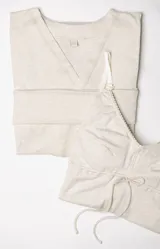 Set maternal compuesto por una bata de cuello en V y un camisón con breteles ajustables y detalle de lazo frontal. Ambas prendas están confeccionadas en tejido de algodón suave con textura melange.
