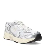 Championes urbanos New Balance modelo 530, color blanco con detalles en plateado. Presentan una estructura de malla transpirable con superposiciones sintéticas, entresuela con tecnología ABZORB para mayor amortiguación y suela de goma resistente.