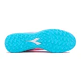 Championes de fútbol Diadora modelo Skipper TF, color aguamarina con detalles en fucsia y blanco. Presentan suela con tapones pequeños para césped sintético y cordones blancos.