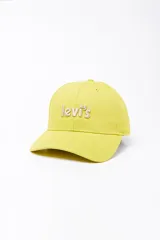 Gorra de béisbol color amarillo con logo de Levi's bordado en el frente.