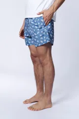 Short de baño celeste con estampado de corales blancos.