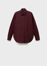 Camisa oversize de popelín de algodón en color bordó, de manga larga con puños abotonados, cuello camisero y cierre delantero con botones.