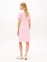 Vestido tipo chomba Tommy Hilfiger de corte slim en color rosa, con cuello polo, cartera de botones y el logo bordado en el pecho.