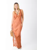 Vestido largo color terracota con breteles finos, escote en V y detalles de encaje en el ruedo y escote.