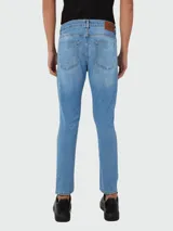 Pantalón de jean de calce slim fit en denim elastizado celeste claro. Modelo Delano de BOSS.