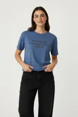 Remera de algodón azul con cuello redondo y manga corta. Estampado frontal con texto en color gris oscuro que dice "Because My Astrology Chart Said So".