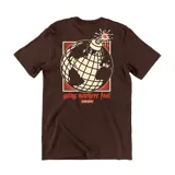 Remera de algodón color marrón con estampado gráfico en la espalda que representa un globo terráqueo con forma de bomba y la frase 'going nowhere fast'.