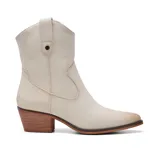 Botas cortas de cuero sintético color crema, estilo texanas, con caña media, punta fina y taco cuadrado de madera.