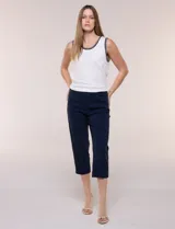 Pantalón capri sastrero de tiro alto y corte recto, color azul marino, de la marca Zac & Rachel. Confeccionado en tejido elástico, cuenta con cintura ancha elastizada sin cierres, bolsillos funcionales en el frente y bolsillos simulados en la parte posterior.