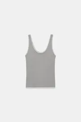 Camiseta de tirantes anchos con escote redondo, confeccionada en tejido de algodón acanalado con detalle de aplicación de tul a tono en los bordes.