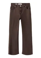 Jeans Sienna de tiro medio color marrón, con diseño de corte recto y sutilmente acampanado en los tobillos.