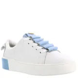 Championes urbanos Bottero de corte bajo, confeccionados en cuero blanco con detalles en celeste en la lengüeta con diseño de volados y en la parte trasera de la suela. Presentan cierre mediante cordones y suela de plataforma.