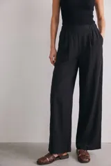 Pantalón wide leg de tiro alto color negro, con cintura elástica fruncida y bolsillos laterales.