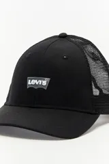 Gorra tipo trucker de color negro con paneles traseros de malla transpirable. Presenta el logo de Levi's bordado en el frente y visera curva.