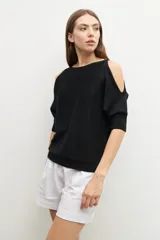 Sweater negro de lurex con hombros descubiertos y mangas 3/4.
