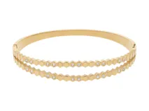 Pulsera rígida dorada de acero con baño de oro, con doble hilera de hexágonos con circonitas engarzadas.