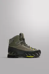 Bota de montaña color verde con detalles en gris y negro. Cuenta con membrana impermeable, sistema Recco para localización en avalanchas, puntera reforzada con tecnología Shield Protect Max y suela de goma antideslizante resistente a bajas temperaturas. Incluye plantilla OrthoLite extraíble.