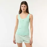 Conjunto de pijama de dos piezas en color verde menta, compuesto por una musculosa de canalé con escote redondo y detalle de pequeños bordados en el centro del pecho, y un short de patrón a cuadros vichy con terminaciones redondeadas en el bajo.